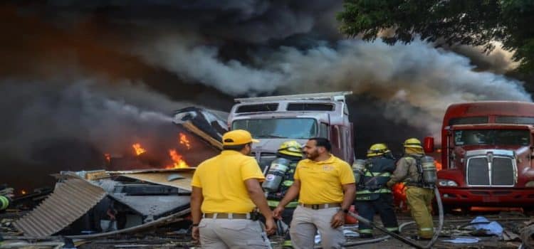 Incendio consume depósito de tráileres y deja sin energía a dos plantas potabilizadoras