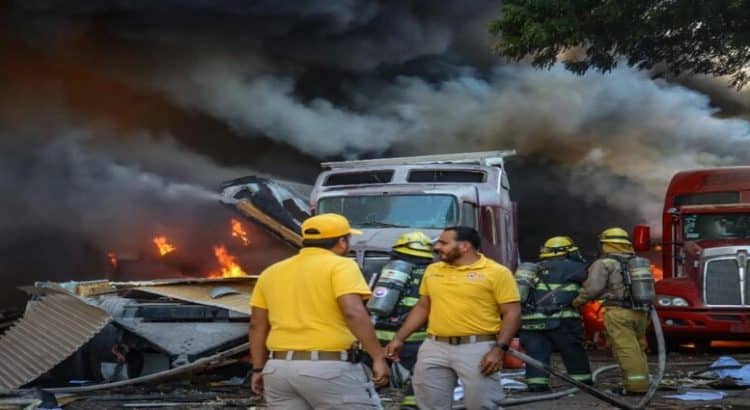 Incendio consume depósito de tráileres y deja sin energía a dos plantas potabilizadoras