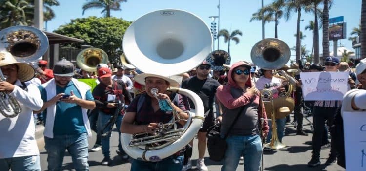 Músicos y meseros de Culiacán tocan para pedir paz