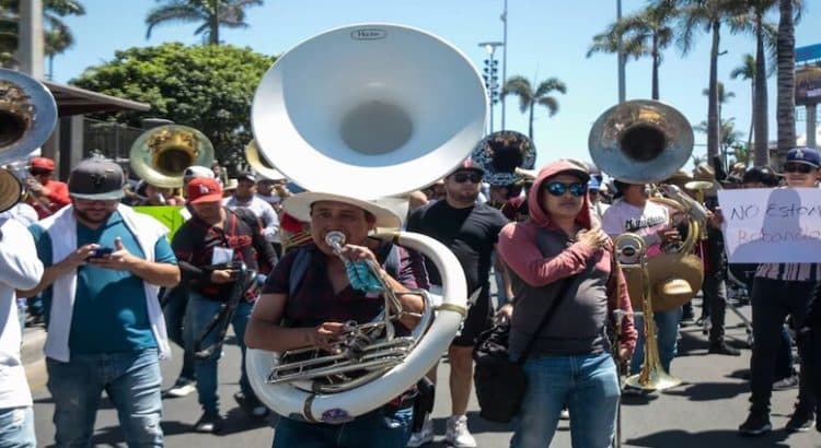 Músicos y meseros de Culiacán tocan para pedir paz