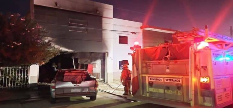 Grupo armado incendia presunta bodega de maquinitas tragamonedas Grupo armado incendia presunta bodega de maquinitas tragamonedas