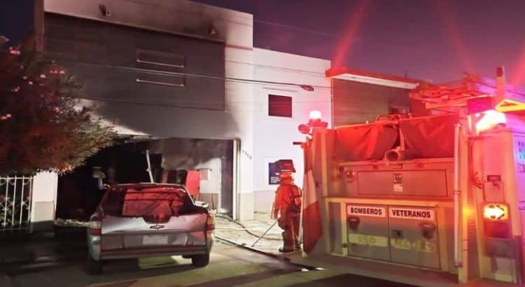 Grupo armado incendia presunta bodega de maquinitas tragamonedas