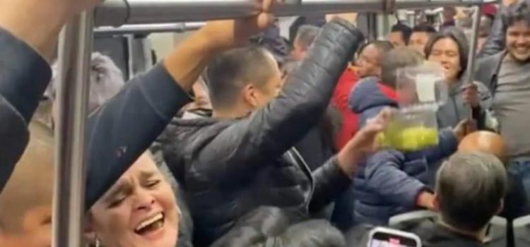 Usuarios del Metrobús celebran el Año Nuevo en medio del tráfico de hora pico Usuarios del Metrobús celebran el Año Nuevo en medio del tráfico de hora pico