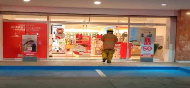 Cinco personas quedaron atrapadas en elevador de una plaza comercial