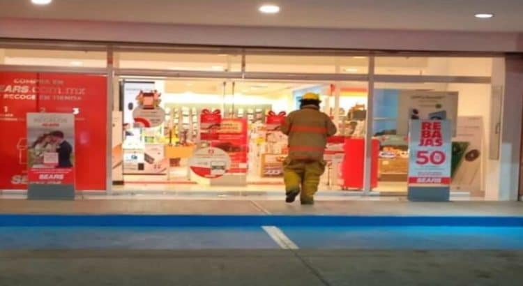 Cinco personas quedaron atrapadas en elevador de una plaza comercial