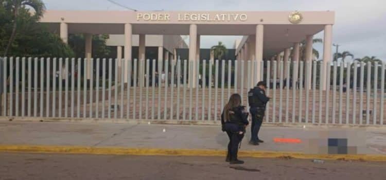 Abandonan cuerpo de exagente la Policía de Investigación ante el Congreso del Estado Abandonan cuerpo de exagente la Policía de Investigación ante el Congreso del Estado