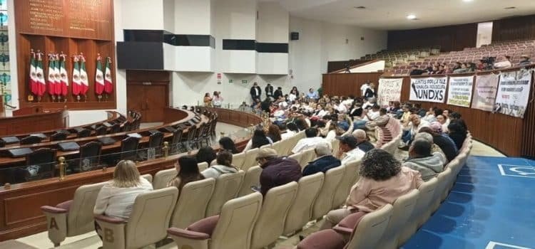 Ciudadanos ingresan al Congreso de Sinaloa para exigir paz