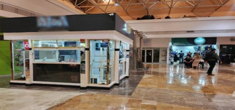 Sujetos armados roban joyería en plaza comercial