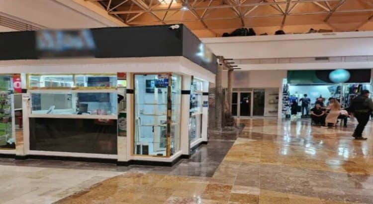 Sujetos armados roban joyería en plaza comercial