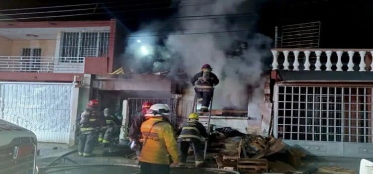 Incendio consume vivienda en sector Rosales, Culiacán