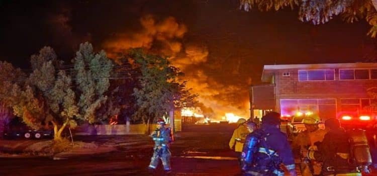 Incendio arrasa con planta de diésel en el sur de Culiacán