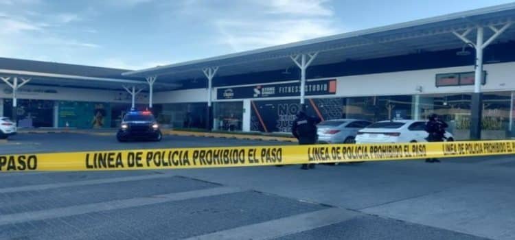 Ultiman a motociclista en un estacionamiento de una plaza comercial