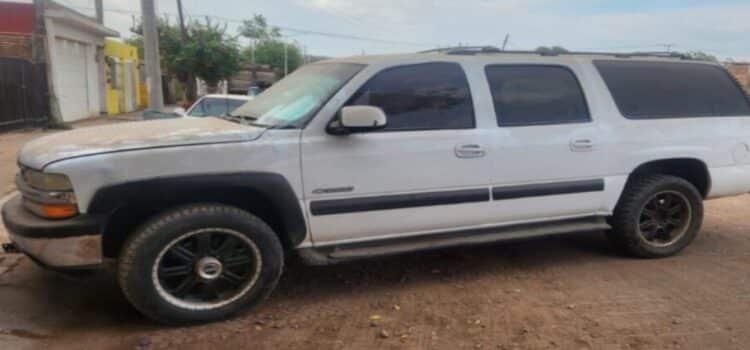 Localizan camioneta blindada y con armas