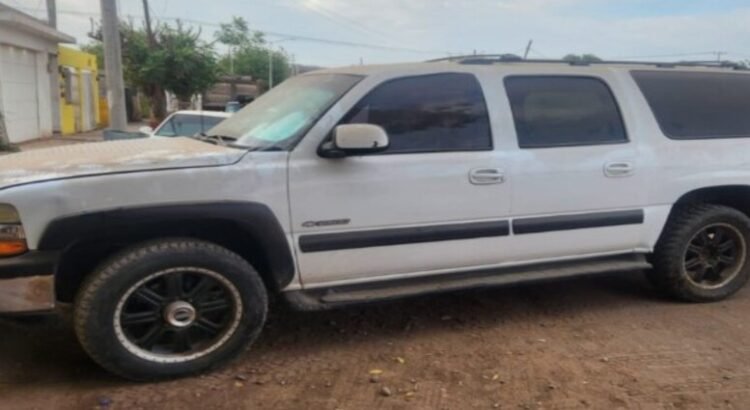 Localizan camioneta blindada y con armas