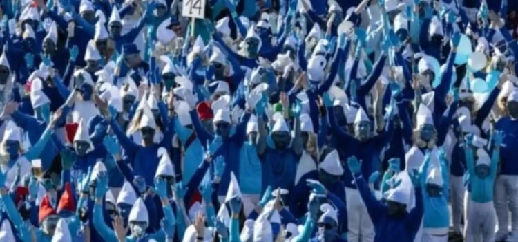 Miles se vistieron de Pitufos para romper récord Guinness