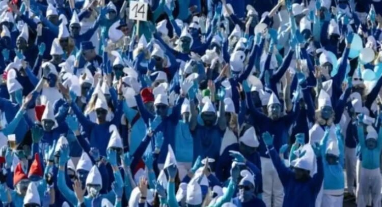 Miles se vistieron de Pitufos para romper récord Guinness