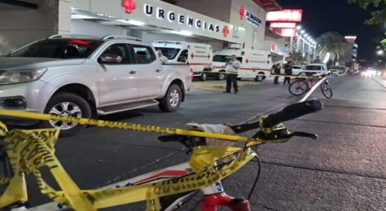Dos hermanos llegan golpeados en una camioneta a Cruz Roja