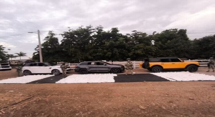 Aseguran más de 700 kilos de metanfetamina en autos abandonados