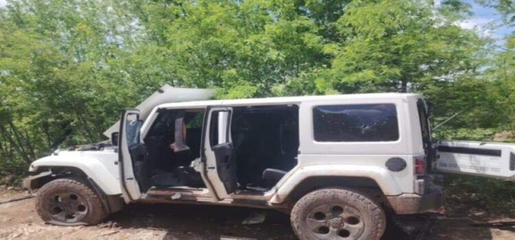 Localizan 4 vehículos abandonados con equipo táctico en Culiacán y Cósala