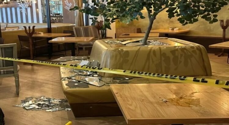 Desplome de techo de cristal en lujosa plaza comercial deja 3 heridos