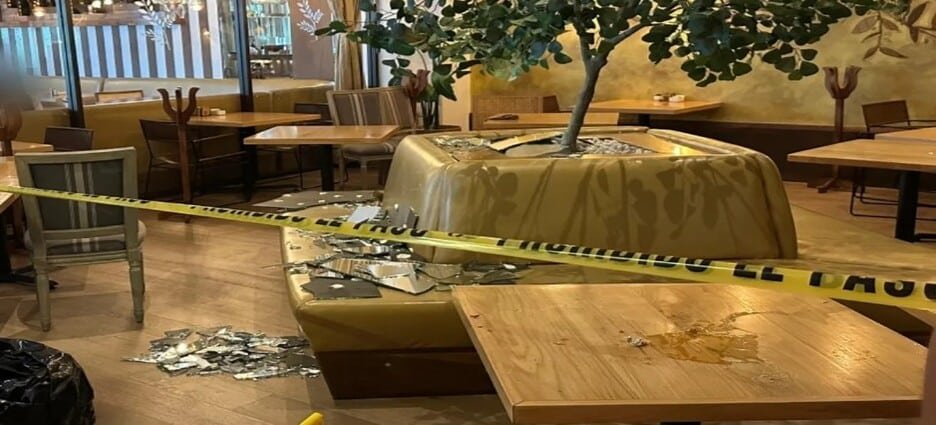 Desplome de techo de cristal en lujosa plaza comercial deja 3 heridos