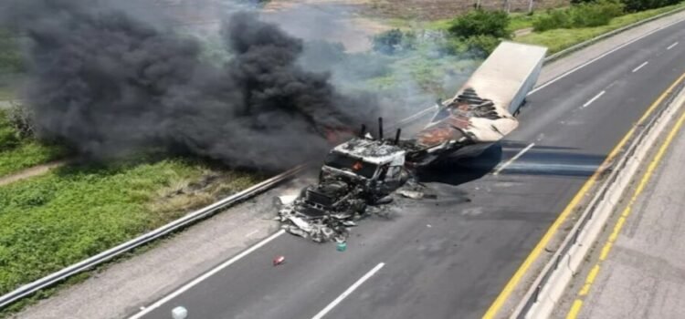 Se incendia tráiler en plena autopista de Culiacán-Mazatlán