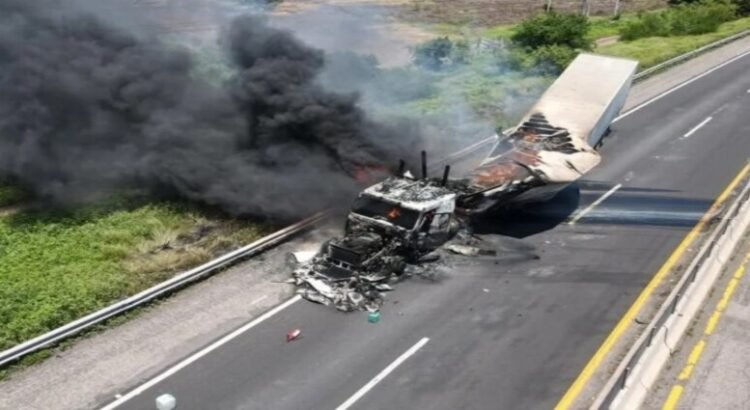 Se incendia tráiler en plena autopista de Culiacán-Mazatlán