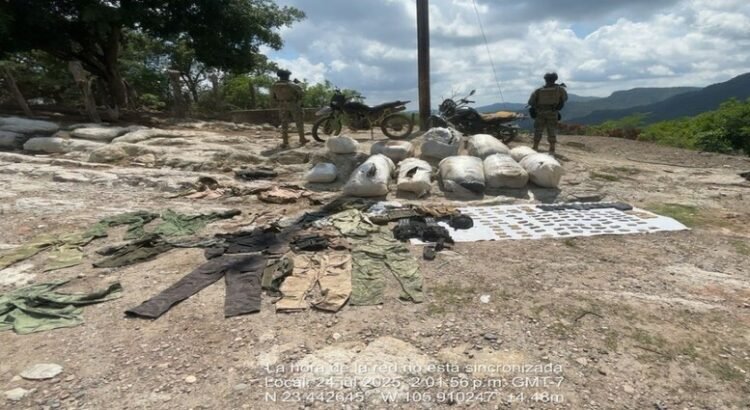 Aseguran 180 explosivos, armas, droga y cartuchos en Sinaloa