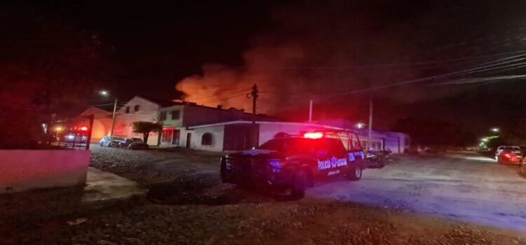 Evacúan a 113 personas por incendio en bodega de Bachigualato