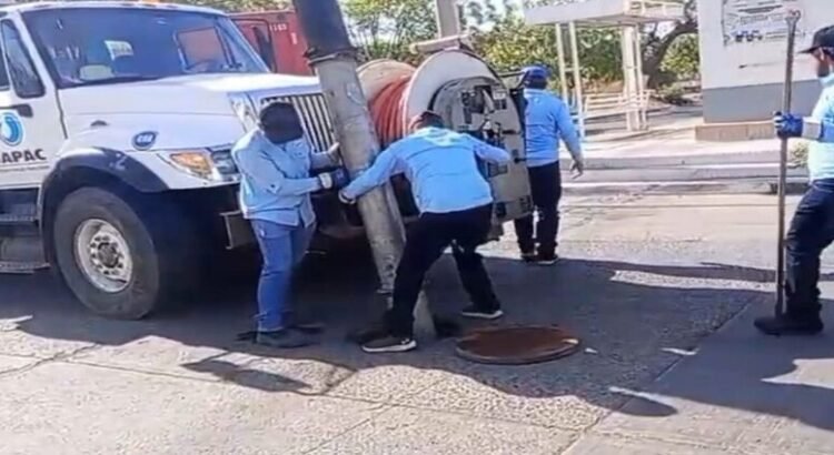 JAPAC da atención a 25 reportes de colapso de drenajes tras lluvia