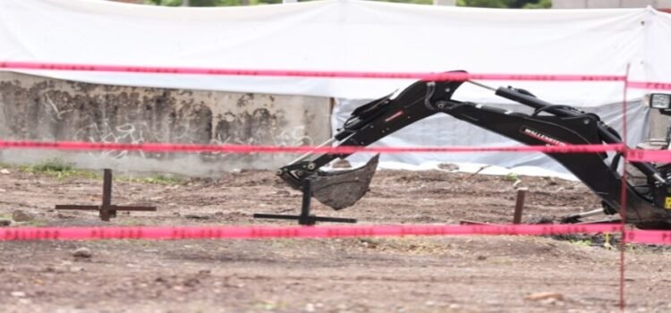Recuperan cinco cuerpos de una fosa común del panteón 21 de Marzo en Culiacán
