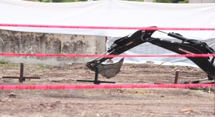 Recuperan cinco cuerpos de una fosa común del panteón 21 de Marzo en Culiacán