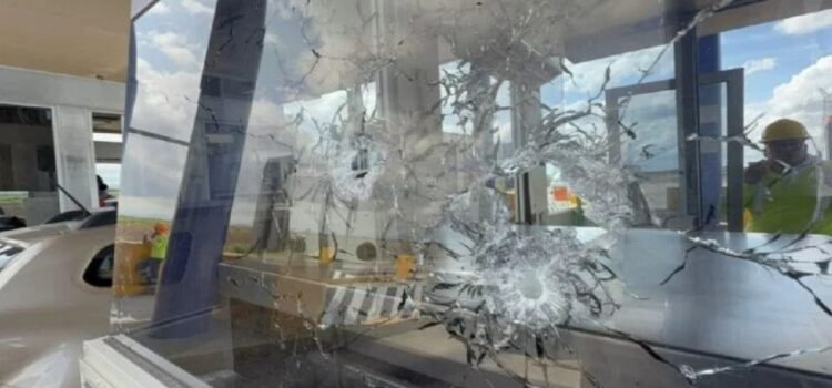 Comando armado asalta caseta en Culiacán y se enfrenta con Guardia Nacional