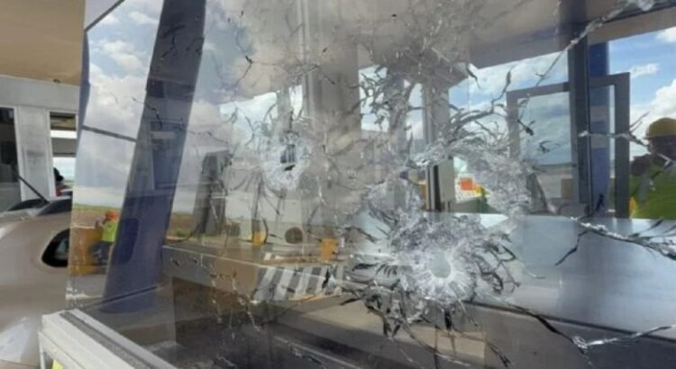 Comando armado asalta caseta en Culiacán y se enfrenta con Guardia Nacional