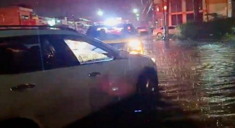 Rescatan a 2 mujeres en auto arrastrado por arroyo