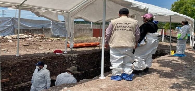 Van 16 cuerpos exhumados de fosa común del panteón 21 de Marzo en Culiacán