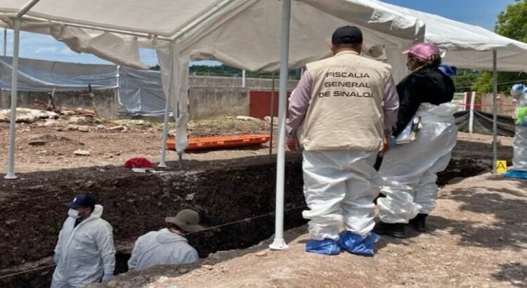 Van 16 cuerpos exhumados de fosa común del panteón 21 de Marzo en Culiacán