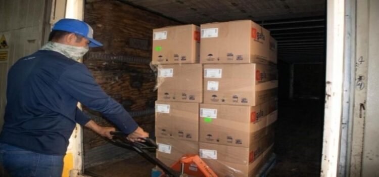 Arriban tráileres cargados de medicamentos a Sinaloa