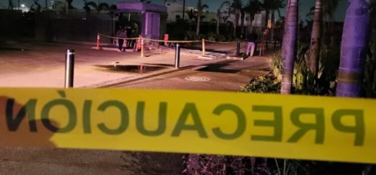 Muere vigilante tras caerle encima un portón en Valle Alto