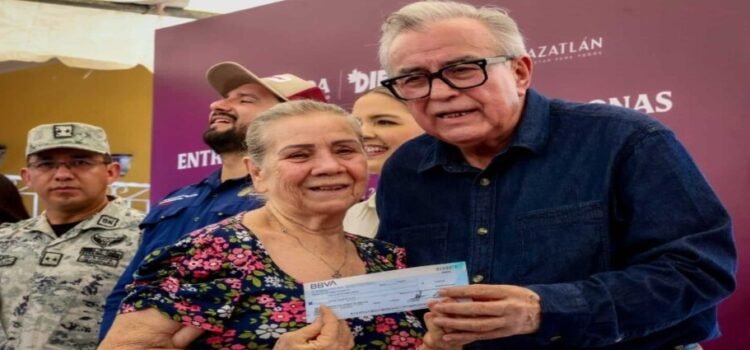 Entrega Rocha apoyos a familias afectadas por inundaciones