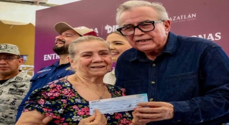 Entrega Rocha apoyos a familias afectadas por inundaciones