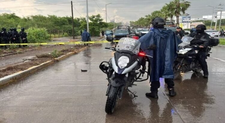 Hombres armados atacan a policías; hay un muerto