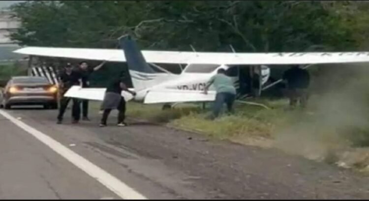 Avioneta realiza aterrizaje forzoso en autopista Mazatlán-Culiacán