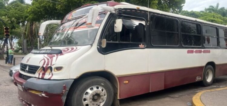 Discusión en camión urbano termina en balacera; reportan un herido
