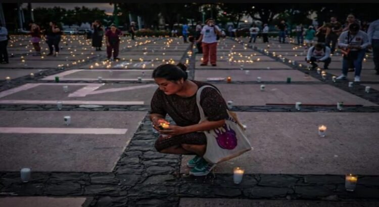 Con miles de veladoras realizan vigilia por las víctimas de desaparición forzada