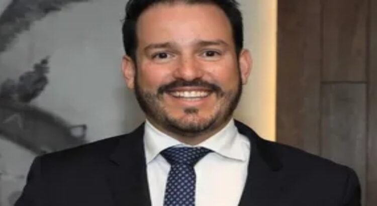 Ricardo Velarde renuncia como secretario de Economía en Sinaloa tras desaparición de joven en su bar Ricardo Velarde renuncia como secretario de Economía en Sinaloa tras desaparición de joven en su bar