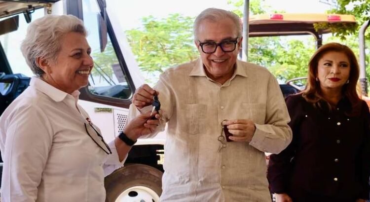Entregan equipo a la Universidad Tecnológica de Culiacán