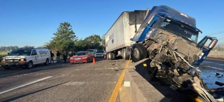 Tráiler embiste a camioneta y deja un conductor sin vida en Culiacán