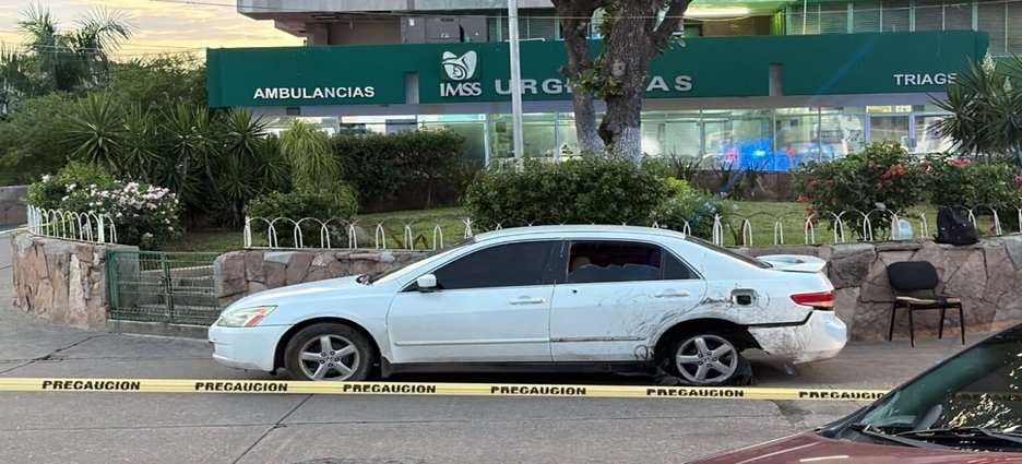 Hombre baleado llega conduciendo vehículo rafagueado a hospital de Culiacán